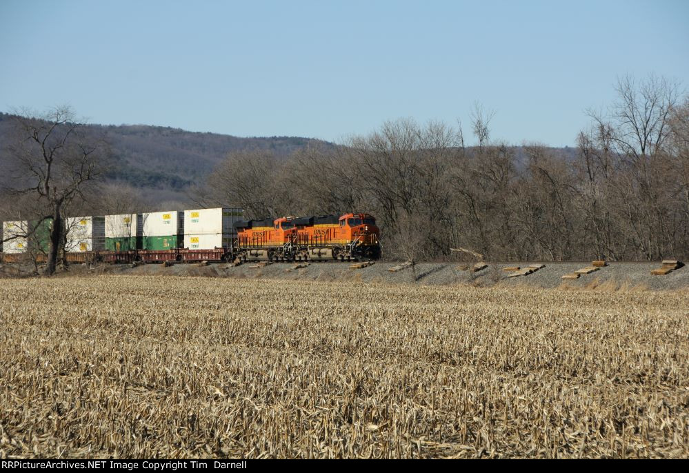 BNSF 3280 leads NS 264